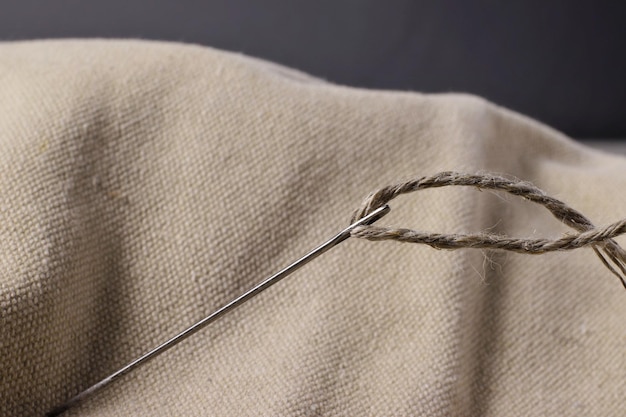 Zbliżenie haftu na lnianej tkaninie